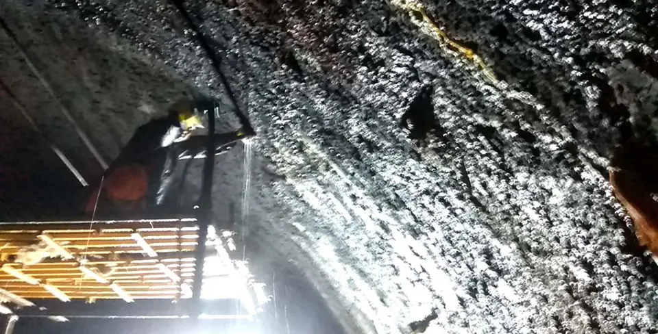 A grouting technician on a platform injecting resin into the arch of the Parsik tunnel